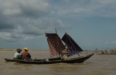 Nokou Gölü, Benin - 26 Ekim 2023: Nokou Gölü 'nde balık tutan insanlar