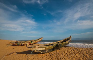 Ouidah, Benin - 26 Ekim 2023: Sahilde balıkçı kanoları