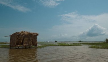 Abomey-Calavi, Benin - 26 Ekim 2023: Nokou Gölü 'nün güzel manzarası