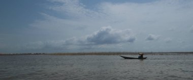 Abomey-Calavi, Benin - 26 Ekim 2023: Nokou Gölü 'nün güzel manzarası