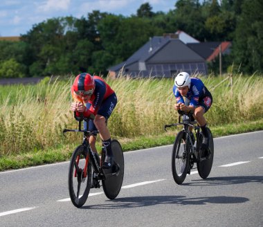 Genly, Belçika - 25 Temmuz 2023: Tour de Wallonie, sahne 4, duruşma zamanı, Connor Swift ve Gianni Vermeersch