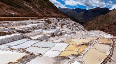 Salt Lake, Peru, Güney Amerika. And Dağlarında tuz tarlaları.