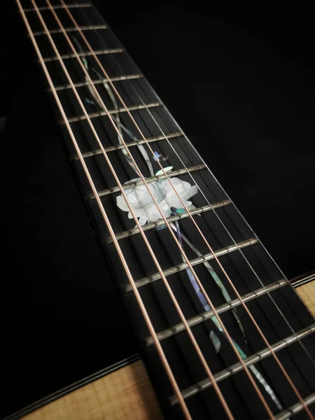 Närbild Fingerbräda Gitarr Ebony Trä Fingerbräda Med Abalone Märke — Stockfoto
