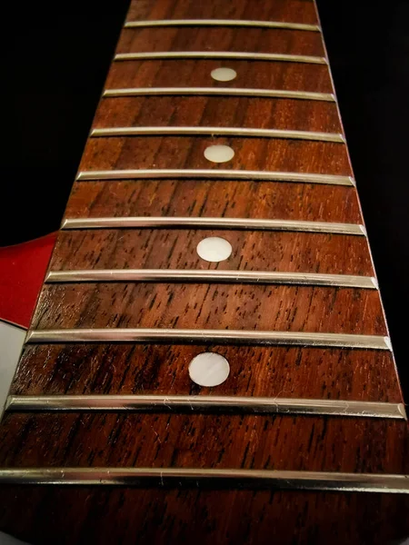 Klavye Gitarının Yakın Çekim Görüntüsü Gül Ağacı Klavyesi Nokta Işaretli — Stok fotoğraf