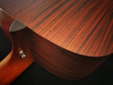 Arka taraf akustik gitarın yakın çekim görüntüsü Gitar Kayışı Düğmesi