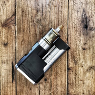 Gelişmiş kişisel buharlaştırıcı veya e-sigara Vintage tarzı, yan yana