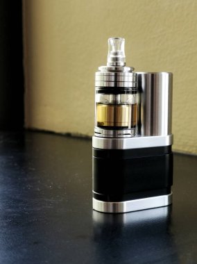 Gelişmiş kişisel buharlaştırıcı veya e-sigara Vintage tarzı, yan yana