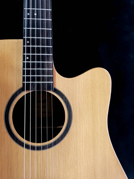Zbliżenie Strzał Gitary Otwór Dźwiękowy Góry Drewna Cedrowego — Zdjęcie stockowe