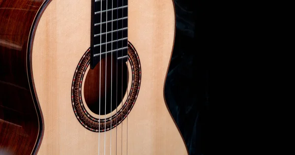 Zbliżenie Strzał Gitara Klasyczna Pokazać Rozetę Wokół Otworu Dźwięku Czarne — Zdjęcie stockowe