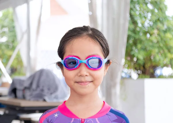 Pouco Asiático Criança Menina Desgaste Óculos Antes Jogar Piscina Verão — Fotografia de Stock