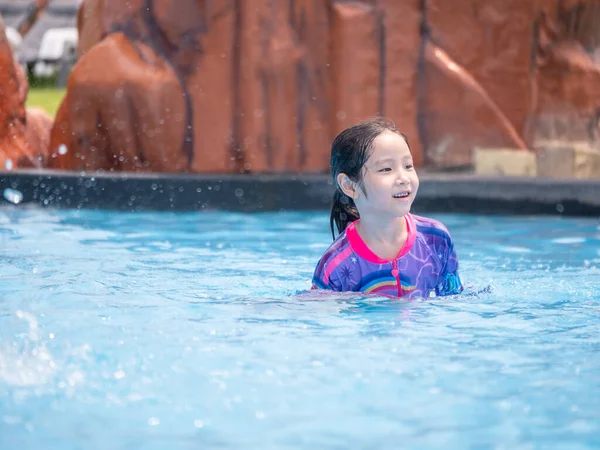 Wenig Asiatisch Kind Mädchen Spiel Auf Die Pool Sommer — Stockfoto