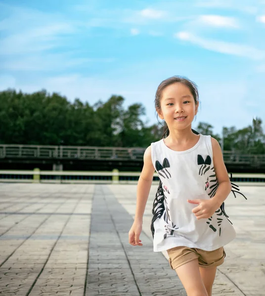 Азиатская Девочка Выбегает Дверь Улыбкой — стоковое фото