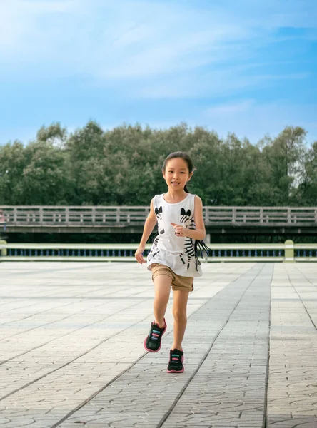 Азиатская Девочка Выбегает Дверь Улыбкой — стоковое фото