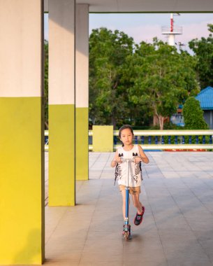 Parktaki çocuklar için küçük Asyalı kız pilay scooter