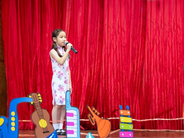 Asijské Dítě Dívka Zpívat Píseň Jevišti Její Školní Aktivity Den Stock Snímky