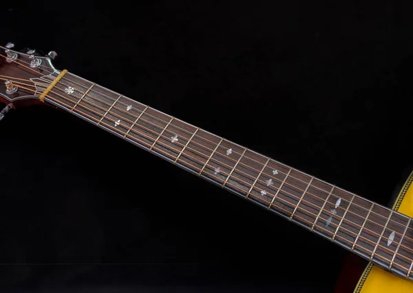 Pescoço Uma Guitarra Acústica Seis Cordas Fundo Escuro Foco Seletivo — Fotografia de Stock