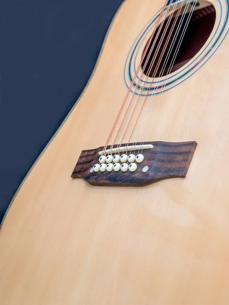 Struny Gitara Zbliżenie Mostu Pin Ciemnym Tle Selektywne Skupienie — Zdjęcie stockowe