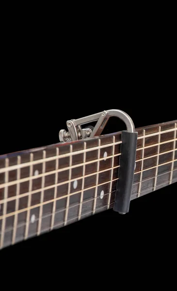 Capo Στο Λαιμό Της Ακουστικής Κιθάρας Capro Κατασκευασμένο Από Αλουμίνιο — Φωτογραφία Αρχείου