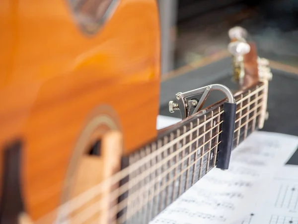 Capo Pescoço Guitarra Acústica Capro Feito Alumínio Foco Seletivo Capo — Fotografia de Stock