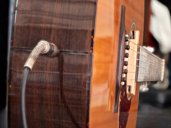 用电缆 选择性焦距把声吉他别针千斤顶包起来 用于皮卡 — 图库照片