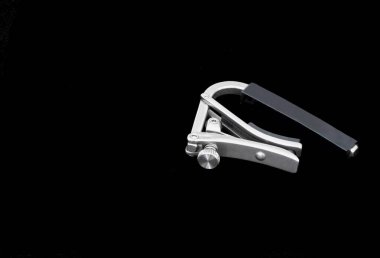 Siyah Kumaş Arkaplanda paslanmaz çelik Capo, yakın çekim.