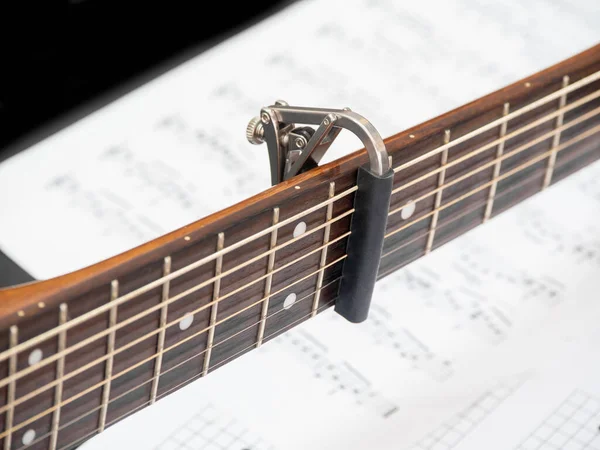 Capo Pescoço Guitarra Acústica Capro Feito Alumínio Foco Seletivo Capo — Fotografia de Stock