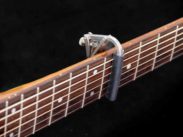 Capo Acoustic Guitar Neck Capro Made Aluminium Selective Focus Capo — Stock Photo, Image