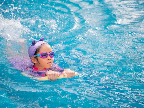 Asiatisches Kind Oder Mädchen Badeanzug Zum Lernen Schwimmbad Schwimmen Lernen — Stockfoto