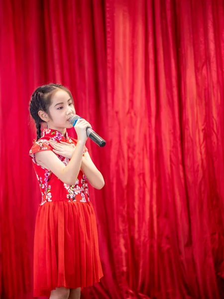 Menina Asiática Cantar Uma Música Palco Seu Dia Atividade Escolar — Fotografia de Stock