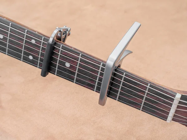 Dos Capo Cuello Guitarra Acústica Capro Aluminio Enfoque Selectivo Capo —  Fotos de Stock