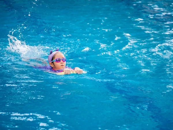 Asijské Dítě Nebo Dítě Dívka Nosí Plavky Učit Bazénu Učit — Stock fotografie