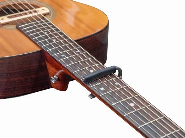 アコースティック ギター ネック アルミ製のカポ カポでの選択的フォーカス ホワイト バック — ストック写真
