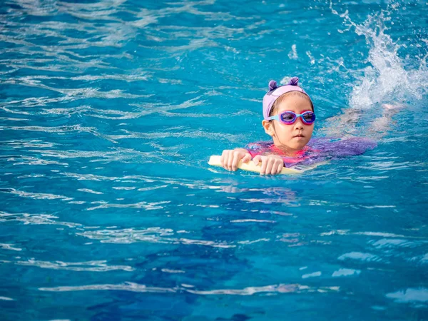 Азійська Дитина Або Дівчинка Плавальному Костюмі Вчиться Плавати Басейні Вчиться — стокове фото