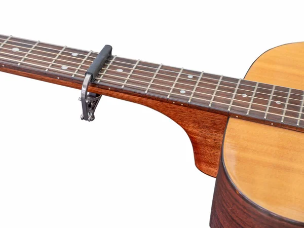 Akustik Gitar Boyunlu Capo Alüminyumdan Yapılmış Kapro Beyaz Arka Plan — Stok fotoğraf