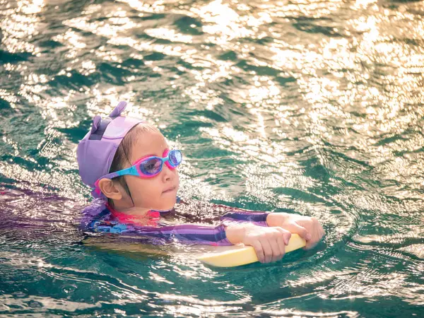 Азійська Дитина Або Дівчинка Плавальному Костюмі Вчиться Плавати Басейні Вчиться — стокове фото