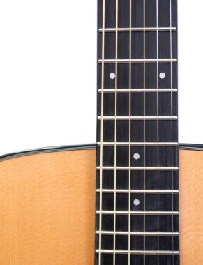 Koyu arkaplanda altı telli akustik gitarın boynu. Beyaz arka planda gitar yakası. Gitar parmak tahtası. seçici odak.
