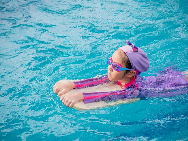 수영장에서 배우고 배우고 수영을 연습하기 수영복을 아시아의 어린이 — 스톡 사진