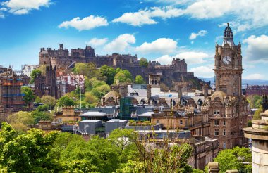 İskoçya - Calton Hill, İngiltere 'den şatoyla Edinburgh silueti