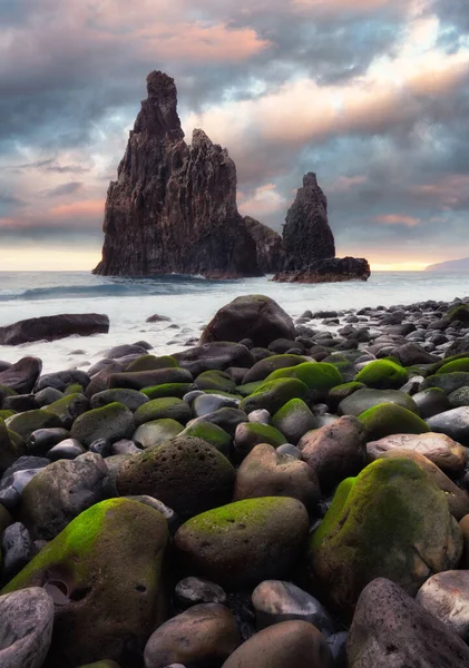 Ακτή Στη Μαδέρα Ilheu Ribeira Janela Rock Σχηματισμός Στον Ωκεανό — Φωτογραφία Αρχείου