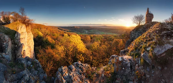 Górska Panorama Jesiennym Lasem Ruiny Zamku Pajstun Bratysława Słowacja — Zdjęcie stockowe