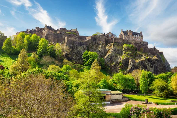 Castle Hill Edimburgo Con Erba Verde Cielo Blu Scozia Regno — Foto Stock