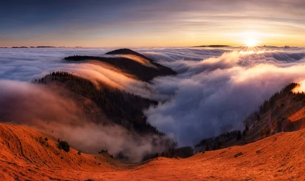 在斯洛伐克 黄昏时分 云彩上的山景与森林和阳光交织在一起 — 图库照片