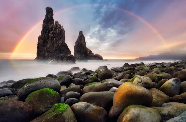 Szivárvány Napkelte Sziklás Part Monumentális Sziklás Sziklával Homályos Tengervízzel Madeira — Stock Fotó