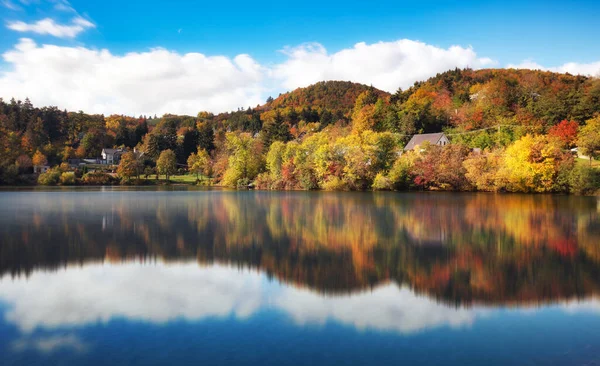 Schöne Reflexion Des Herbstwaldes Wasser Banska Stiavnica — Stockfoto