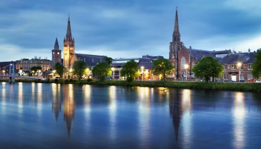 Inverness geceleri İskoçya 'daki Ness Köprüsü ile gökyüzüne yükseliyor.