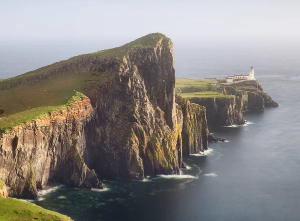 Ostrov Skye Maják Neist Point Krásným Zlatým Světlem Krásná Krajina — Stock fotografie