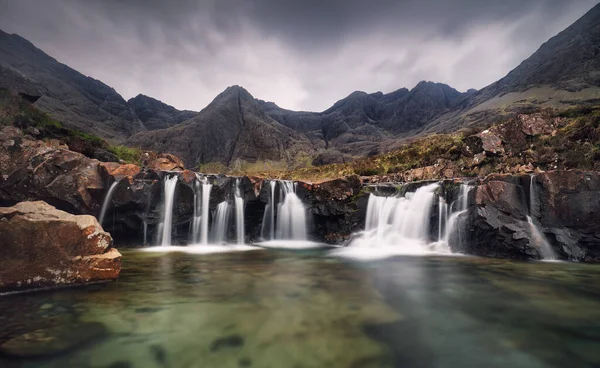 スカイ島 イギリス スコットランドのフェアリープールの滝 — ストック写真