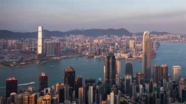 Dramatik gündoğumunda, Victoria Limanı 'nda, Hong Kong' un zaman çizgisi günden geceye değişiyor.