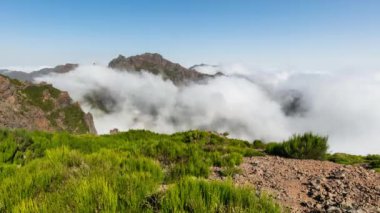 Madeira zaman atlaması - Arieiro zirvesi, bulutların üzerindeki dağ manzarası, Portekiz