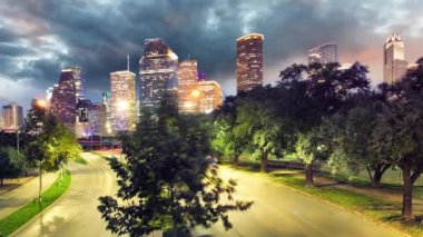 Houston, Teksas 'ın zaman aşımı. Günbatımında modern ufuk çizgisi. Park çimlerinden alacakaranlık.